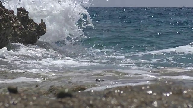 海浪撞击岩石的特写慢动作。视频素材