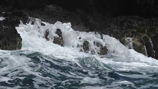 强大的海浪撞击岩石的特写慢镜头。视频素材