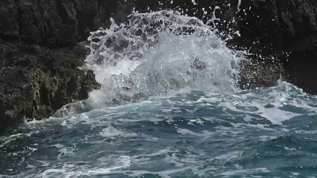 强大的海浪撞击岩石的特写慢镜头。视频素材