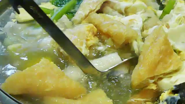 4K视频椰奶汤配鸡肉，泰国菜视频素材