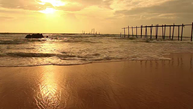 海面上金色的落日宁静的田园诗般的景色。视频素材