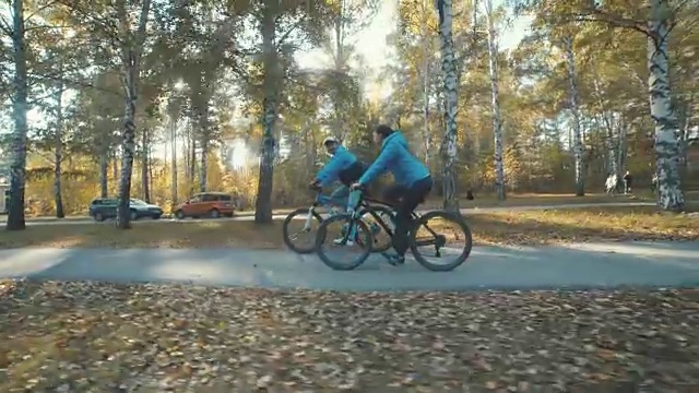 两个自行车。一些骑自行车。在秋天的森林里浪漫的骑自行车视频素材