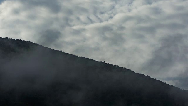 TimeLapse在雾中的山坡视频素材