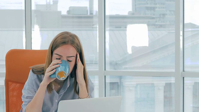 年轻有吸引力的女商人看起来很累，头痛在办公室视频素材