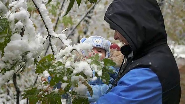 男孩和孩子在玩一根白雪覆盖的树枝视频素材