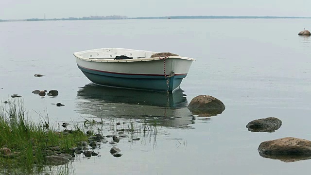 船靠近海岸海景视频素材