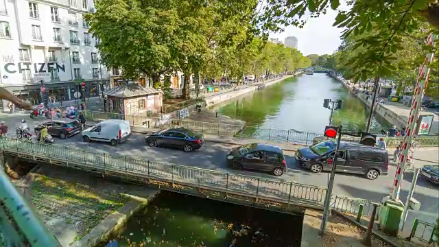 时光流逝，巴黎，ourc运河，圣马丁运河，游船游客，夏天视频下载