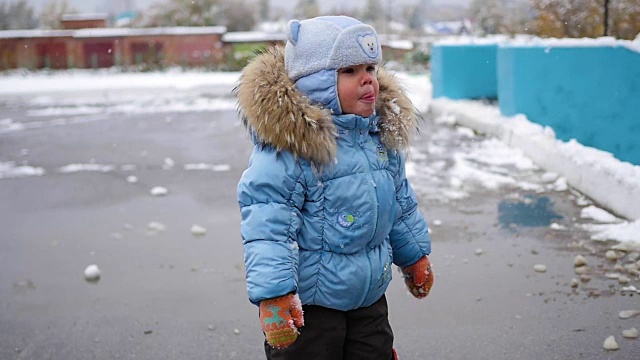 孩子们在冬天玩雪玩得很开心视频素材