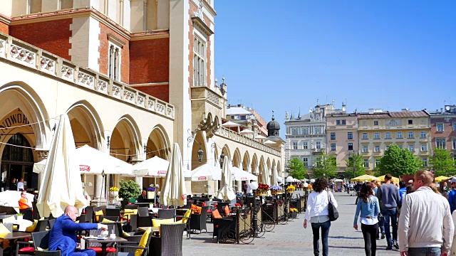 克拉科夫主广场，老城Kraków，中世纪广场餐厅和游客视频素材