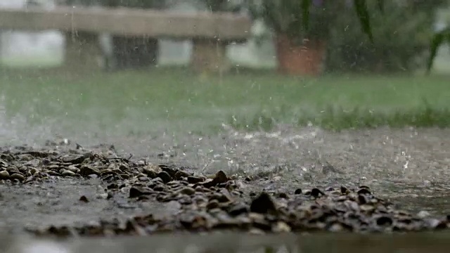 雨水冲刷着旅游胜地的泥坑视频下载