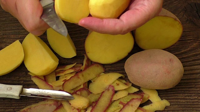 在厨师烹饪板上切土豆视频素材