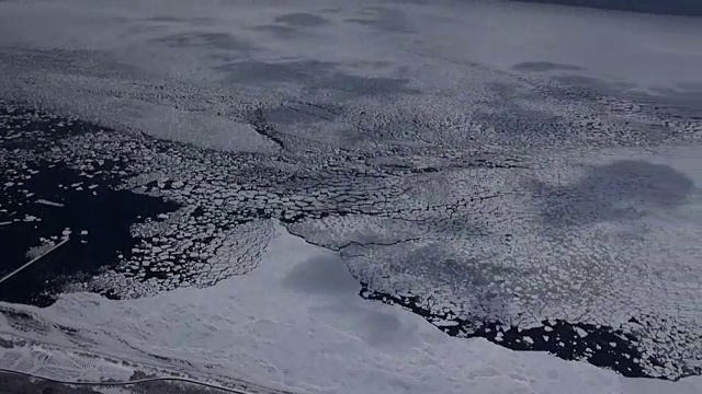 日本北海道鄂霍次克海中漂浮的冰视频素材