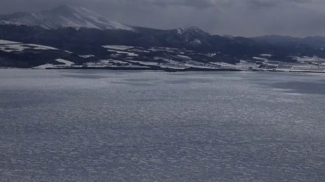 日本北海道鄂霍次克海中漂浮的冰视频素材