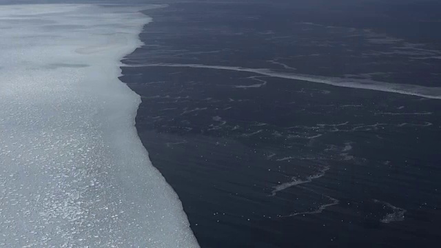 日本北海道鄂霍次克海中漂浮的冰视频素材