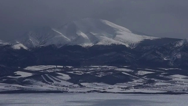 日本北海道鄂霍次克海中漂浮的冰视频素材