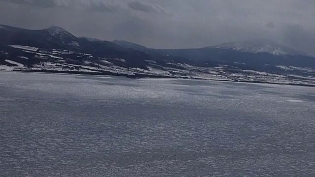 日本北海道鄂霍次克海中漂浮的冰视频素材