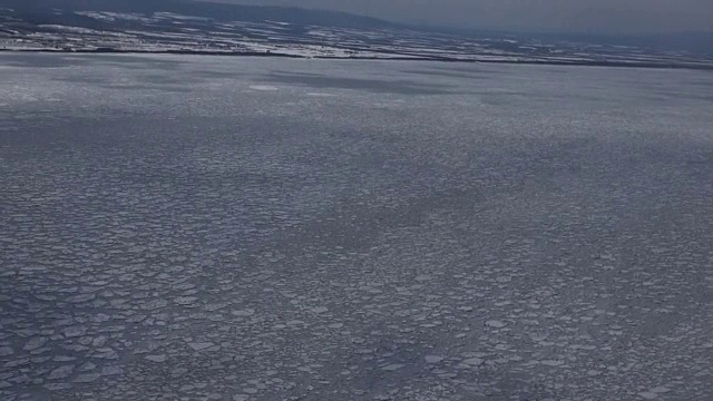 日本北海道鄂霍次克海中漂浮的冰视频素材