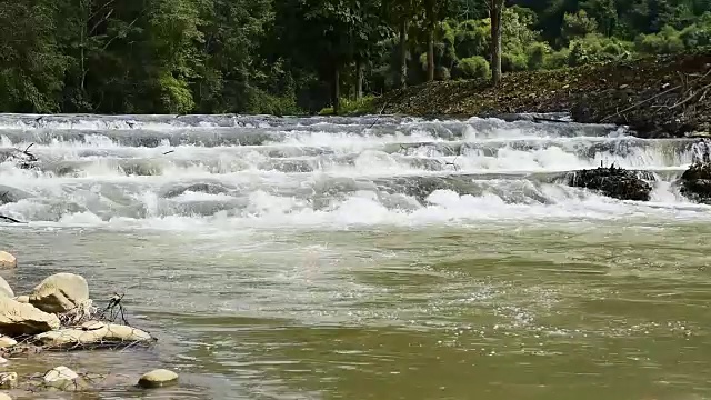 农村堰蓄水(效果缓慢)视频素材