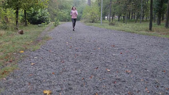 女人跑公园年轻的活跃的健身女跑步者锻炼户外运动女孩慢跑早晨秋天森林视频素材