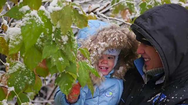 男孩和孩子在玩一根白雪覆盖的树枝视频素材