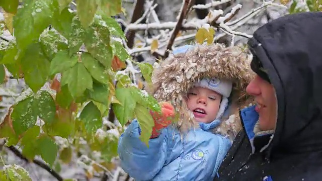 男孩和孩子在玩一根白雪覆盖的树枝视频素材