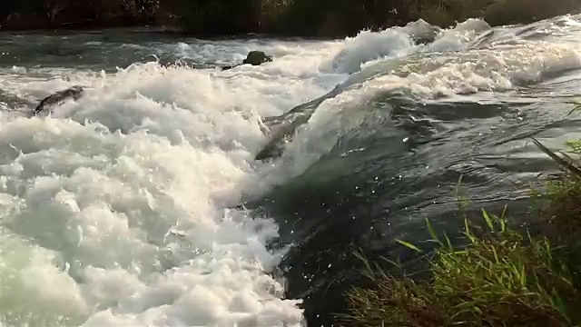 惊人的河水慢动作流动。视频素材