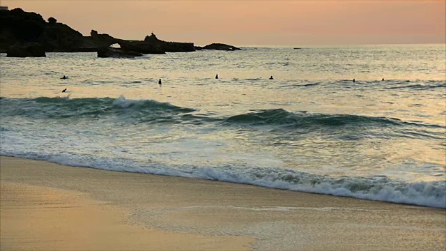 海滩和海浪的慢动作视频素材