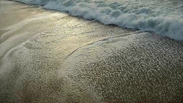 海滩和海浪的慢动作视频素材