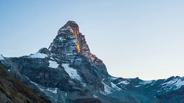 日出的阳光在优雅的马特洪峰或维诺峰(4478米)，意大利一侧，Valle d’aosta。时间流逝的视频。视频素材