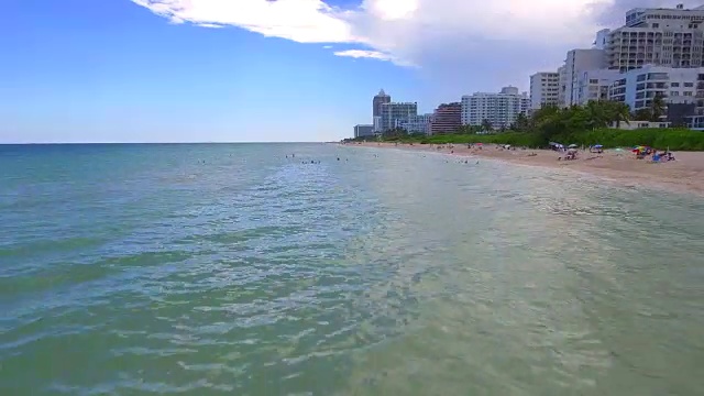 低空快速天线在海滩上空视频素材