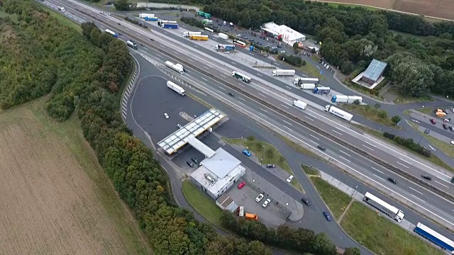 公路休息区鸟瞰图视频素材