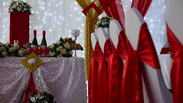 餐厅里摆着一排排椅子，餐桌上放着美食庆祝视频婚礼艺术视频素材