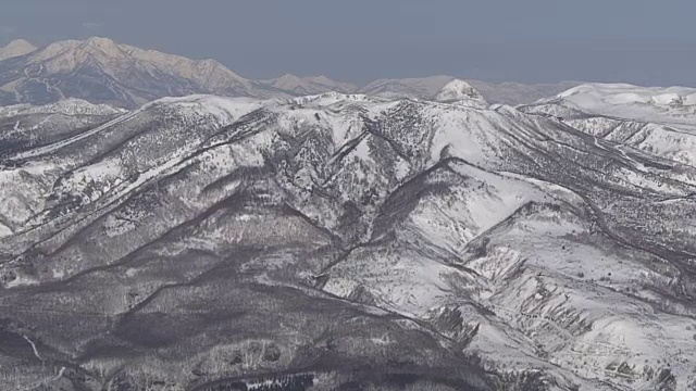 日本群马县草津白连山活火山空中摄影视频素材