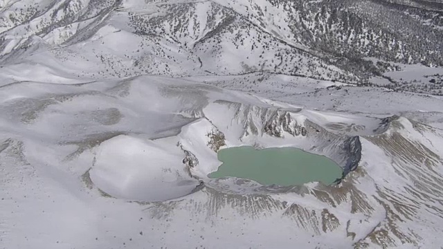 日本群马县草津白连山活火山空中摄影视频素材