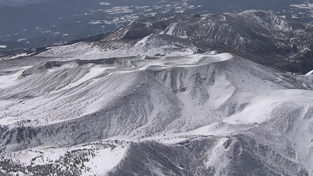 日本群马县草津白连山活火山空中摄影视频素材