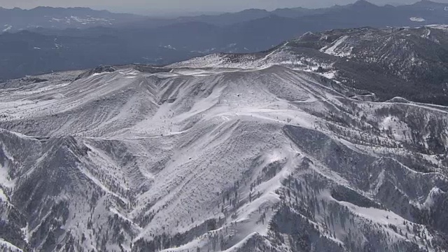 日本群马县草津白连山活火山空中摄影视频素材