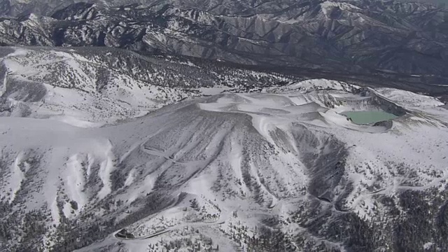 日本群马县草津白连山活火山空中摄影视频素材