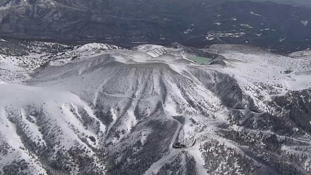 日本群马县草津白连山活火山空中摄影视频素材