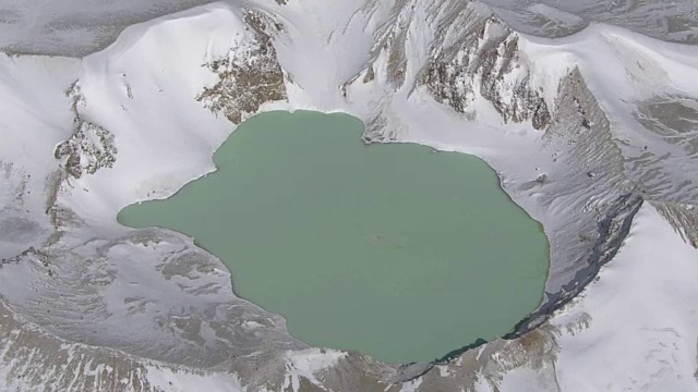 日本群马县草津白连山活火山空中摄影视频素材