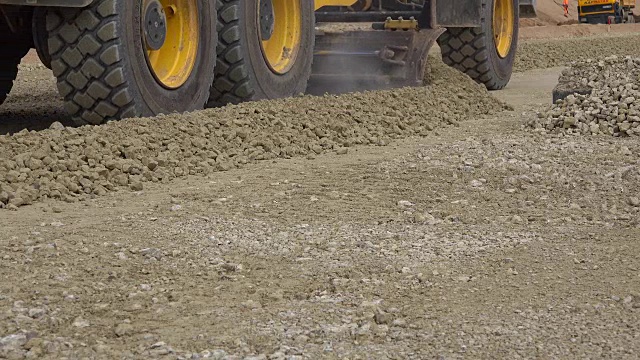 平地机用于平整新修道路上的毛石视频素材