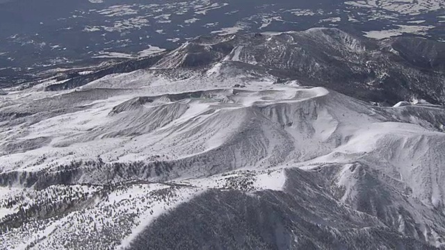 日本群马县草津白连山活火山空中摄影视频素材