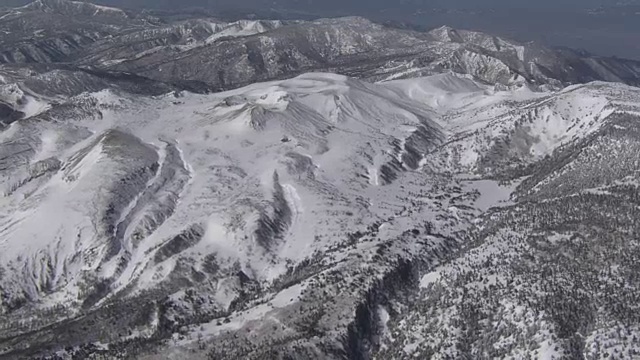 日本群马县草津白连山活火山空中摄影视频素材