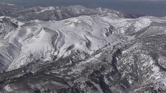 日本群马县草津白连山活火山空中摄影视频素材