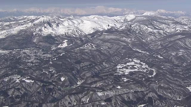 日本群马县草津白连山活火山空中摄影视频素材