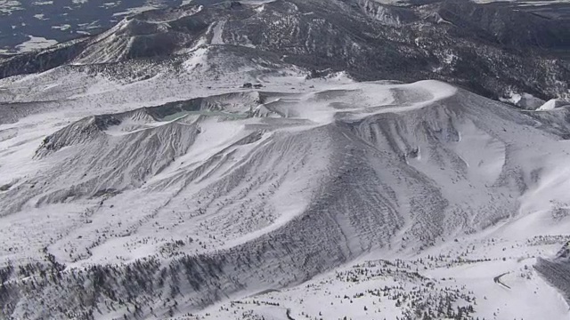 日本群马县草津白连山活火山空中摄影视频素材