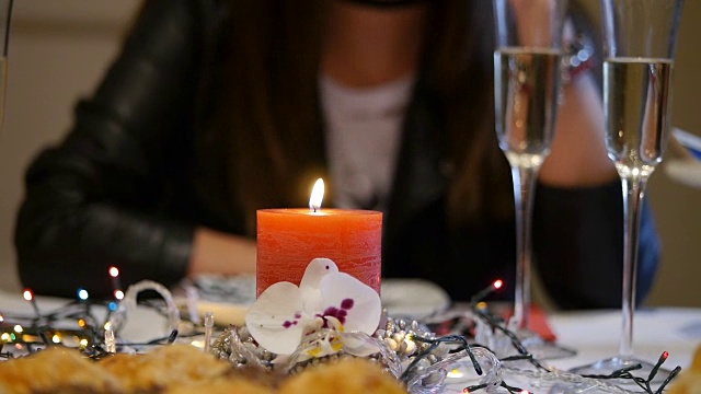 美丽的女孩正在和朋友庆祝生日。漂亮的餐桌背景。视频素材