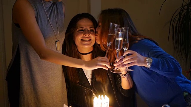 三个漂亮的女孩在庆祝生日，喝着香槟干杯视频素材