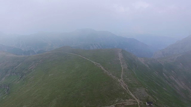 从云层飞向布吉山视频素材