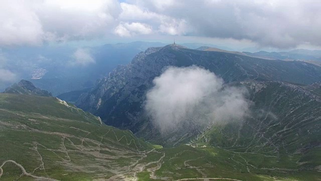 罗马尼亚布塞吉山，空中飞行进入第一层云层视频素材