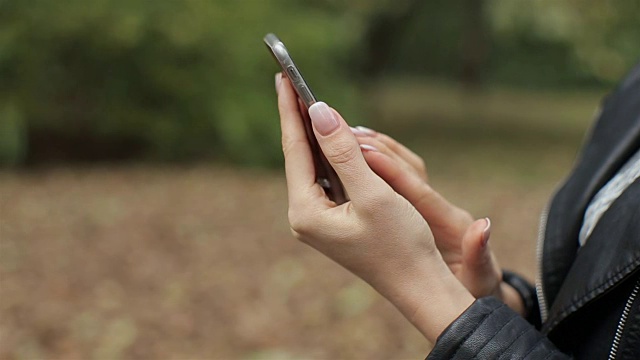 女孩使用手机-智能手机视频素材